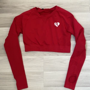 Träningströja - En superfin röd långärmad croppad träningströja från Women’s Best❤️Säljs då den knappt används eftersom den är för liten för mig, därför är den också i toppenskick! 