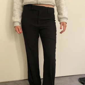 Långa kostymbyxor från zara - Väldigt långa kostymbyxor från zara. Midwaist 