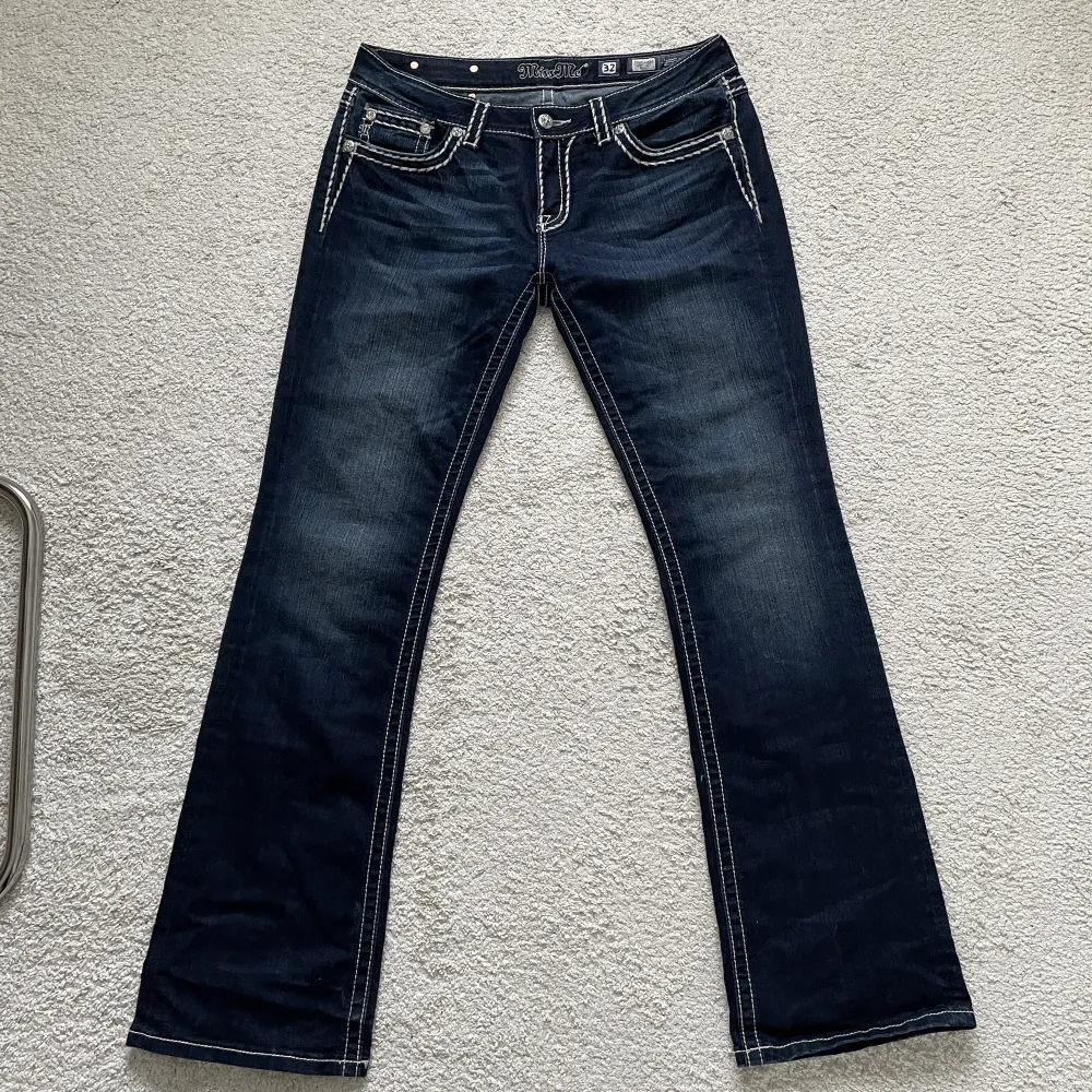 ett par miss me jeans som är lågmidjade och bootcut! 💗 de är i nyskick och har vart använd en gång!!. Jeans & Byxor.