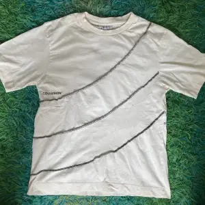 T-shirt från collusion i off-white. Den är storlek small men sitter ganska oversized. Endast använt ett fåtal gånger så den är i mycket gott skick!