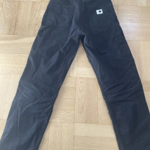 Carhartt byxor - Carhartt byxor säljes då de inte kommer till användning. De har endast använts fåtal gånger, nyskick.  Priset kan diskuteras vid snabb affär.   Köpta i butik i Köpenhamn och nypris är 1200 sek.   Köparen står för frakten. Kan  även mötas upp i Malmö. 