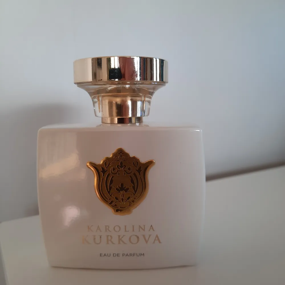 Karolina kurkova parfym 50ml. Endast provad, så den är ny. Köparen betalar frakten.. Övrigt.