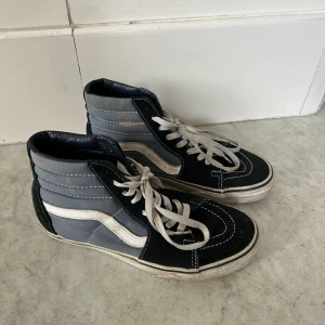 Blå svarta vans storlek 38.5 - Vans i storlek 38.5. Använda och skicket visas på bilden. Går säkert att göra renare och byta till nya skosnören. 