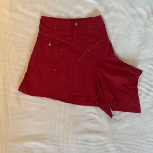 Röd kjol - Ascool röd kjol! Står storlek 8, skulle säga xs-s 💕Midjan är 72cm