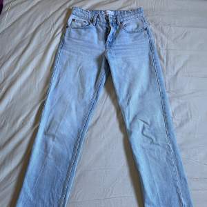 Låg/mid waist jeans från zara som knapp är använda. Super snygga och fräscha. 