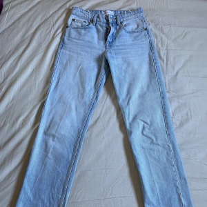 Zara jeans  - Låg/mid waist jeans från zara som knapp är använda. Super snygga och fräscha. 