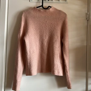 Rosa tjocktröja! - Tjock och mjuk tröja från bikbok! Storleken säger s men den är extremt stretchig och skulle definitivt passa större. Den har en kort polokrage och är relativt lång. En liten reva på ena armen finns men är annars i bra skick:)