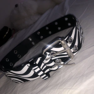 Zebra bälte - Bälte som ger extrema mcbling vibbar 😍aldrig använd så väldigt bra skick. Vet däremot inte storlek eller märke men mitt midjemått är 81cm och har gott om plats över. Bältet är 98 med hål hela vägen!