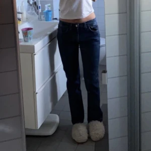 Mörkblå jeans - Mörkblå jeans som sitter jättenajs men kommer inte till användning💗xs