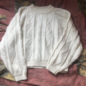 Vintage stickad vit tjocktröja  - Vintage stickad tjocktröja från 80-talet! Den har några defekter som en pytteliten färgfläck, smått nopprig och några lösa trådar, kan skicka bild vid intresse! Har bevarats på en vind sen den köptes på 80-talet så den är i fint skick för åldern!