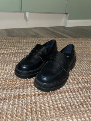 Loafers - Loafers från About You, endast använda en gång och i mycket fint skick. Nypris:400kr