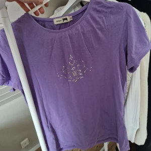 Rhinestone tshirt - Lila t-shirt med rhinestones (några har lossnat men inget som syns när man bär den) 