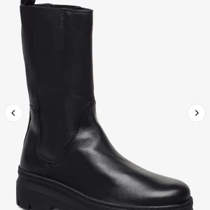 Pavement boots  - Modell : Chelsea  Mycket bra skick - enbart använda fåtal gånger! Skulle behöva putsas men kan lösa det innan de skickas. 