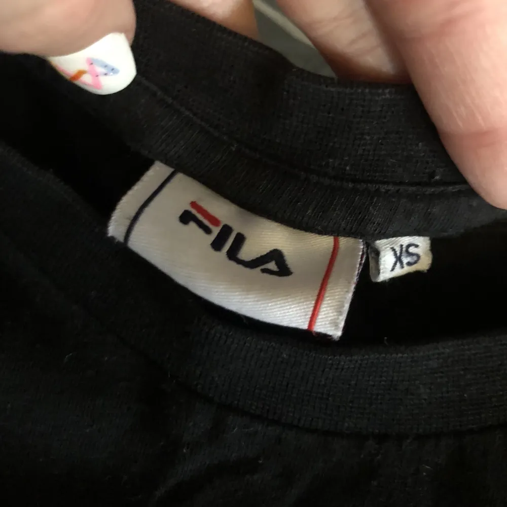 Basic svart Fila T-shirt, säljer eftersom det inte är min stil. Jättebra skick😊. T-shirts.