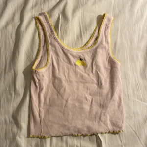 gulligt rosa linne🍋 - ljusrosa linne med en citron på! säljer billigt då jag rensar garderoben🍋🍋 storlek M men passar mig som har s-m🥰