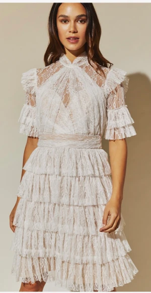 By malina klänning vit  - Vit klänning storlek L  Köparen står för frakt endast använd 1 gång  Ordinarie pris 2500kr