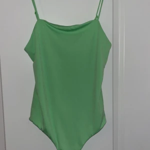 Grön body bikbok  - Grön body i string modell från bikbok i storlek S. Fint skick.