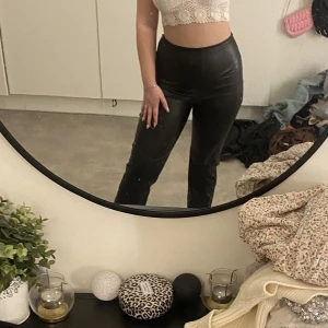 Skinnbyxor - Skinnbyxor från nelly som är raka vid benen men sitter fint upptill. Säljer då jag har ett annat par Skinnbyxor.