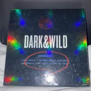 Dark & wild album, 2 år gammalt så är lite sliten på utsidan, insidan är orörd och intakt! photocard är inkluderat :) 65kr för frakten