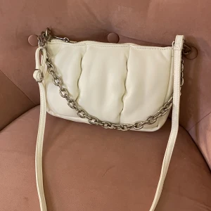 Vit väska  - Vit väska från bershka. Använd enstaka tillfällen så i mycket bra skick. Säljer för 80 kr plus frakt. 💖