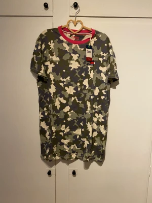Klänning - Säljer denna grymma klänning från Tommy Hilfiger, dessvärre aldrig använd. Min tanke var att ha den som oversized T-shirt när jag köpte den, så ett tips. Nypris 1100 SEK.