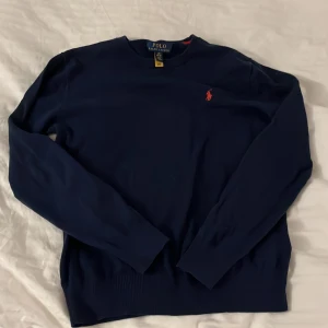Blå Ralph Lauren sweatshirt  - Det här är en Ralph lauren tröja i bra skick. Den är mörkblå och märket är rött.  Den har inga flaws och är i storlek 14-16 år. 