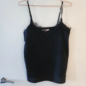 Linne med spets - Gulligt linne med spets. Säljes då det inte kommer tillanvändning. Hör av dig om du har frågor! 