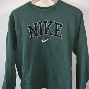 Nike sweatshirt  - Storlek: M Köpt för 800kr, säljs för 500kr. Använd enstaka gånger och är i väldigt bra skick.  