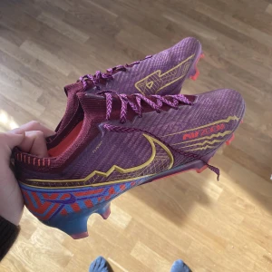 Nike Mercurial  - Nike Air Zoom Mercurial Vapor 15 Elite FG Mbappé Personal Edition   Använda endast 2 gånger. 