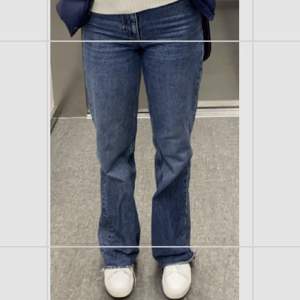 Breda och långa jeans som jag köpt på zara för 399kr länge sen. Jag är 170cm och de är långa på mig, men eftersom jeansen har raw-cut kan man klippa de vid behov💖