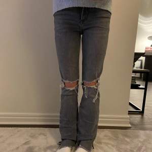 Gråa jeans från zara med fina detaljer💞 mid-waist. köpte för ca 349 men säljer för mindre och pris kan även diskuteras