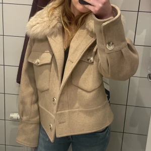 Meotine jacka - Säljer min snygga meotine jacka pga att jag inte använder den så mycket längre☺️