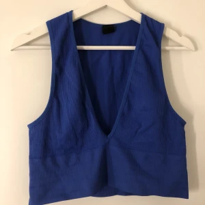 Urban outfitters topp - Blå topp som är i storlek L men sitter som en M. Säljer för att den inte kommer till användning🫶🏽☺️ frakten ingår i priset!