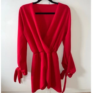 Röd playsuit  - Röd playsuit som passar storlek XS.