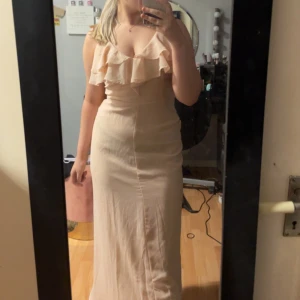 Rosa balklänning  - Säljer denna fina rosa balklänningen då jag skulle ha den på min avslutningsmiddag men hittade en annan, nypris 900 