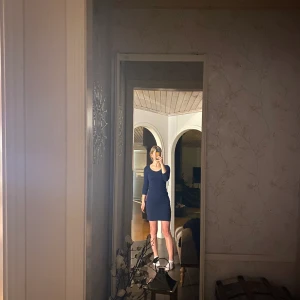 Blå klänning - Lite tajtare klänning med korta armar, tunnt material                 Hör av dig om du har någon fråga 💙