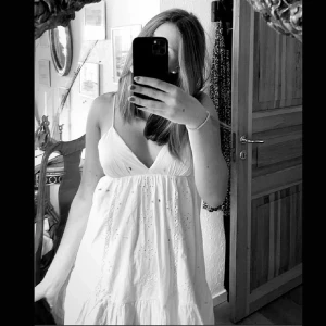 En fin klänning  - En jättefin klänning från zara i storlek S. Köpte den denna sommaren men tyvärr är den redan för liten. Använd få gånger. Nypris 400kr. Mitt pris 260kr med frakt 🚚❤️  Om det är många som är intresserade så blir det budgivning 