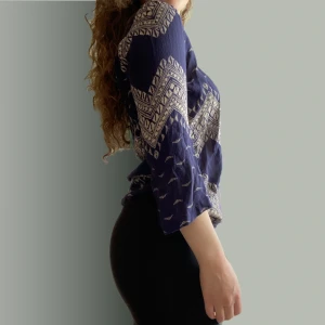 Mönstrad topp VILA - Jättefin mönstrad blus/topp från VILA som är använd men jättebra skick. På mig sitter den lite lösare och är längre i modellen, fin att stoppa ner eller går ner över höften. Nypris 229:-