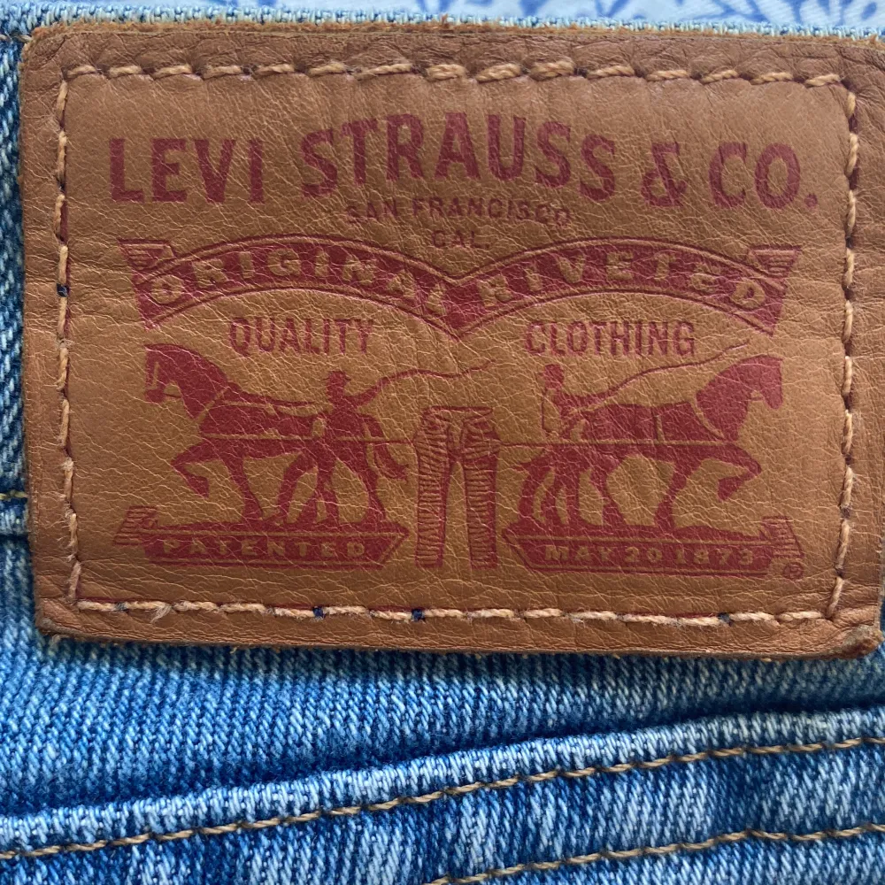 Dessa Levis Jeans är i väldigt bra skick trots att de har varit använda ett flertal gånger. Som vi alla vet är Levis Jeans gjorda av ett väldigt bra material därav är kvaliteten bra. Jeansen är skinny jeans och värda 1 099kr.  köparen står för frakten!. Jeans & Byxor.