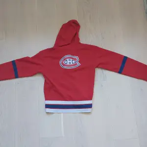 En tunn röd hoodie hoodie som är från ett ishockey lag i canada. Däljer för 150 men pris kan diskuteras.