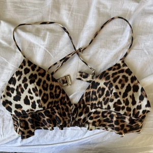 Bikiniöverdel - Jätte fin men tyvärr förliten bikiniöverdel för mig! Överdelen har volang nertill och guld färgade detaljer. Bild med passform går att få🥰väldigt snålt använd och har knappt anmärkningar på att den är det! 