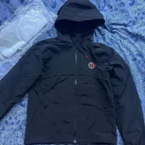 Trapstar windbreaker - Trapstar windbreaker, röd/svart , small, köpt på trapstars hemsida vid förra droppet vid jul. kvitto, tags, påse mm fås med, kan skickas, mer bilder vid intresse 