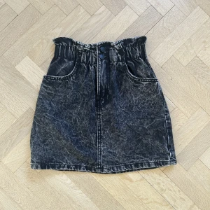 svart kjol - Cool svart jeanskjol från bershka. Högmidja och slutar ganska högt upp på låret för mig som är 170cm lång. Använd men i fint skick! pris kan diskuteras. x