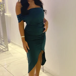 Satin klänning - Storlek s, pris 300kr endast använd en gång!