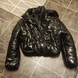 glansig svart fin jacka - Hej! jag säljer denna jacka som jag har köpt ifrån bohoo för 400 kr säljer för 200 och den är i superbra skick! kan posta eller mötas i östersund💜