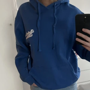 Hoodie - Blå Hoodie från yourturn med tryck på bröstet. Storlek s