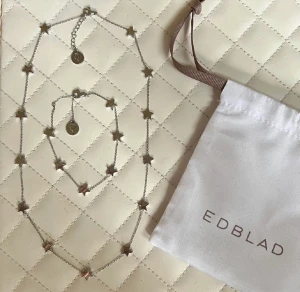 Halsband och armband Edblad Sirius  - Sirius Necklace Multi Short Steel och Sirius Bracelet Multi Steel köpta för ett halvår sen för 399 st (totalt 800 kr) och i nyskick, inte använda så mycket. Pris kan självklart diskuteras💗 går att köpa separat!