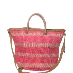 Jätte fin mellanstor rosa, brun väska man kan även ha den som strandväska det finns dragkedja ficka inuti! 