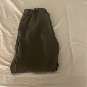 Mjukis byxor  - Säljer mina gamla favorit mjukis byxor o där av är de rätt använda men absolut inget slitars.