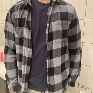 Blå H&M flanell  - Säljer en Blå rutig flanell från H&M. Är hyfsat använd men fortfarande bra kvalite. Pris kan diskuteras 